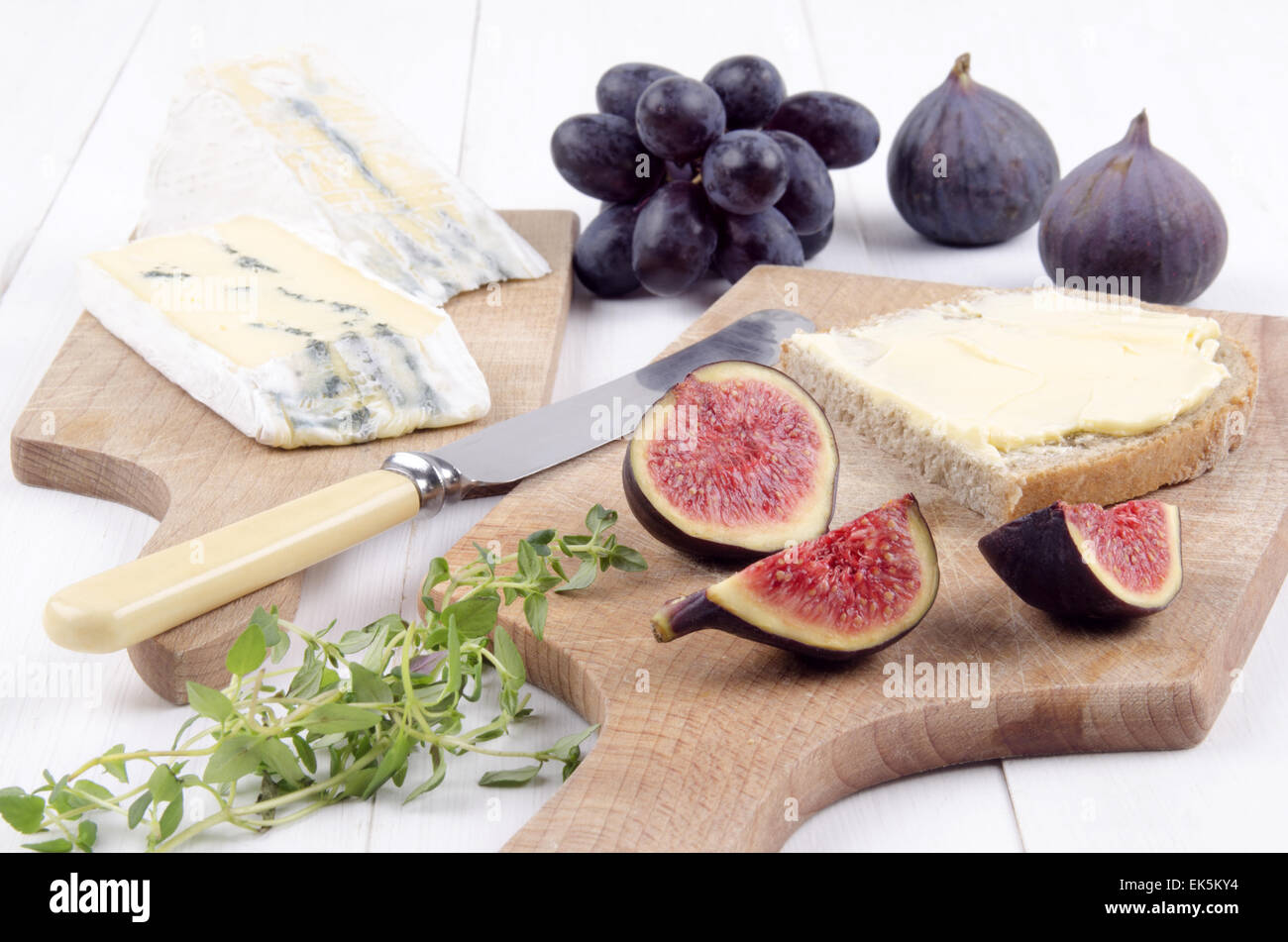 Morbido blu crema di formaggio, pane con burro, fig, uve rosse e il timo Foto Stock