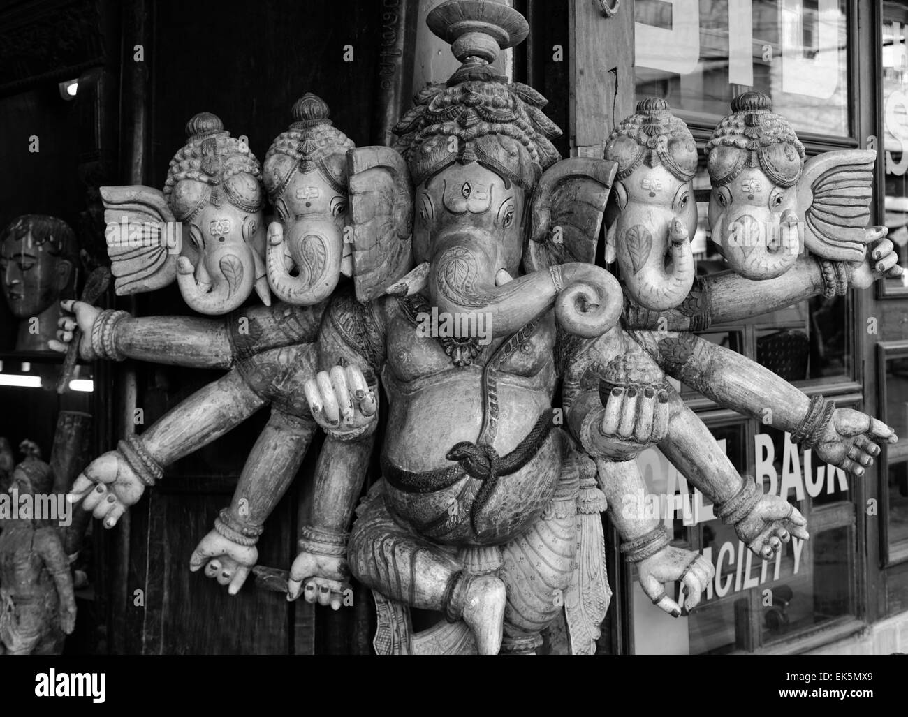 India, Delhi, legno Ganesh indù Dio statua in vendita in un negozio locale Foto Stock