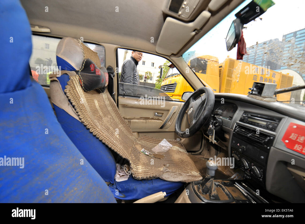 Changsha. 7 apr, 2015. Foto scattata il 7 aprile 2015 mostra l'interno di un automobile spinto fuori dell'acqua su una strada di Changsha, capitale della centrale provincia cinese di Hunan. Changsha ha salutato un acquazzone martedì, con parte della città di fronte a waterlogging come risultato. Credito: lunga Hongtao/Xinhua/Alamy Live News Foto Stock