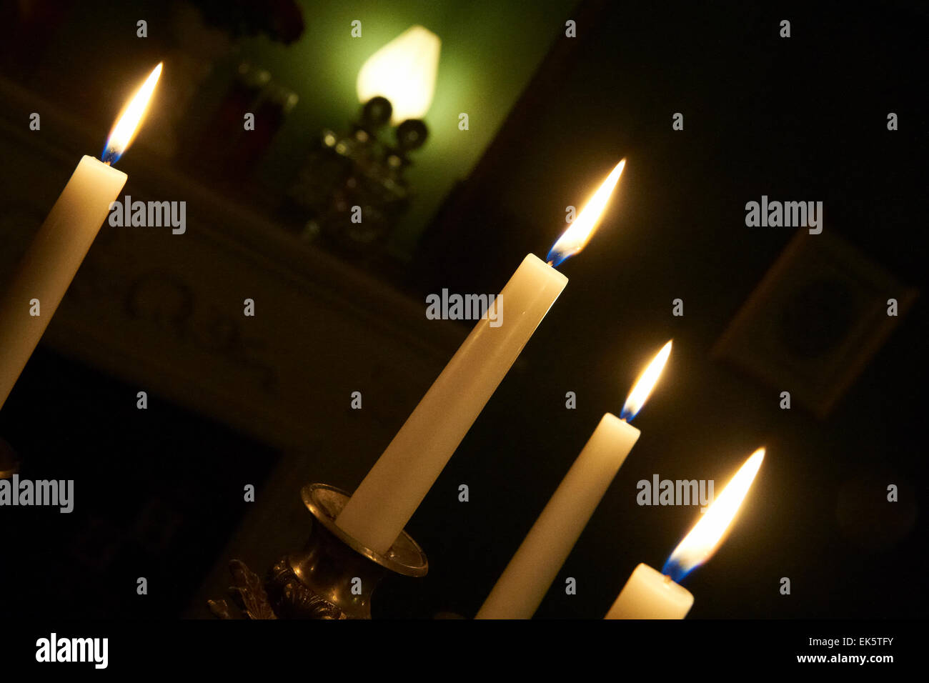 Moody candele accese Foto Stock