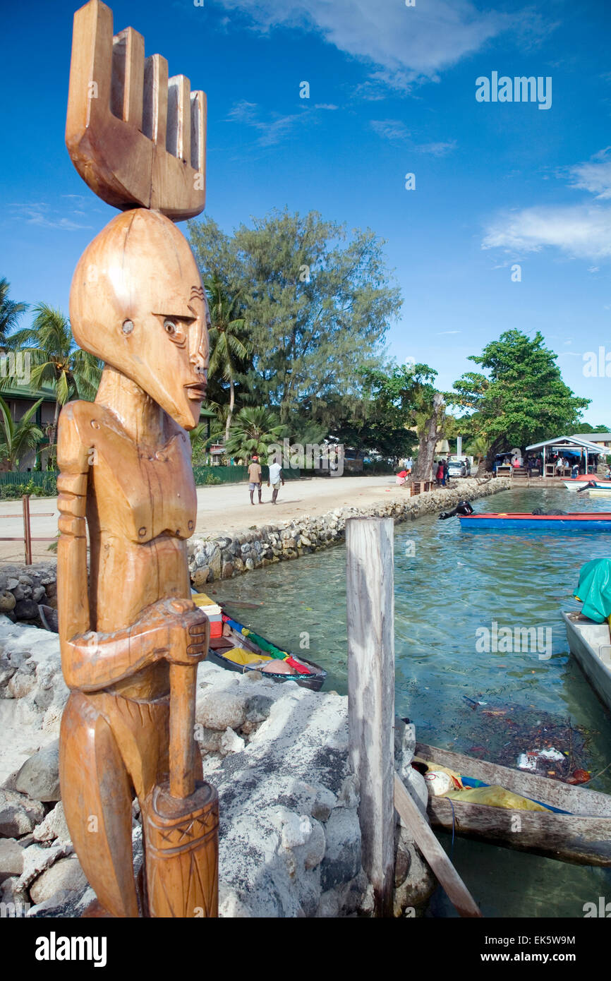 Sculture in legno tradizionale grazia il molo principale presso la cittadina di Gizo sulla provincia occidentale isola di Ghizo, Isole Salomone. Foto Stock