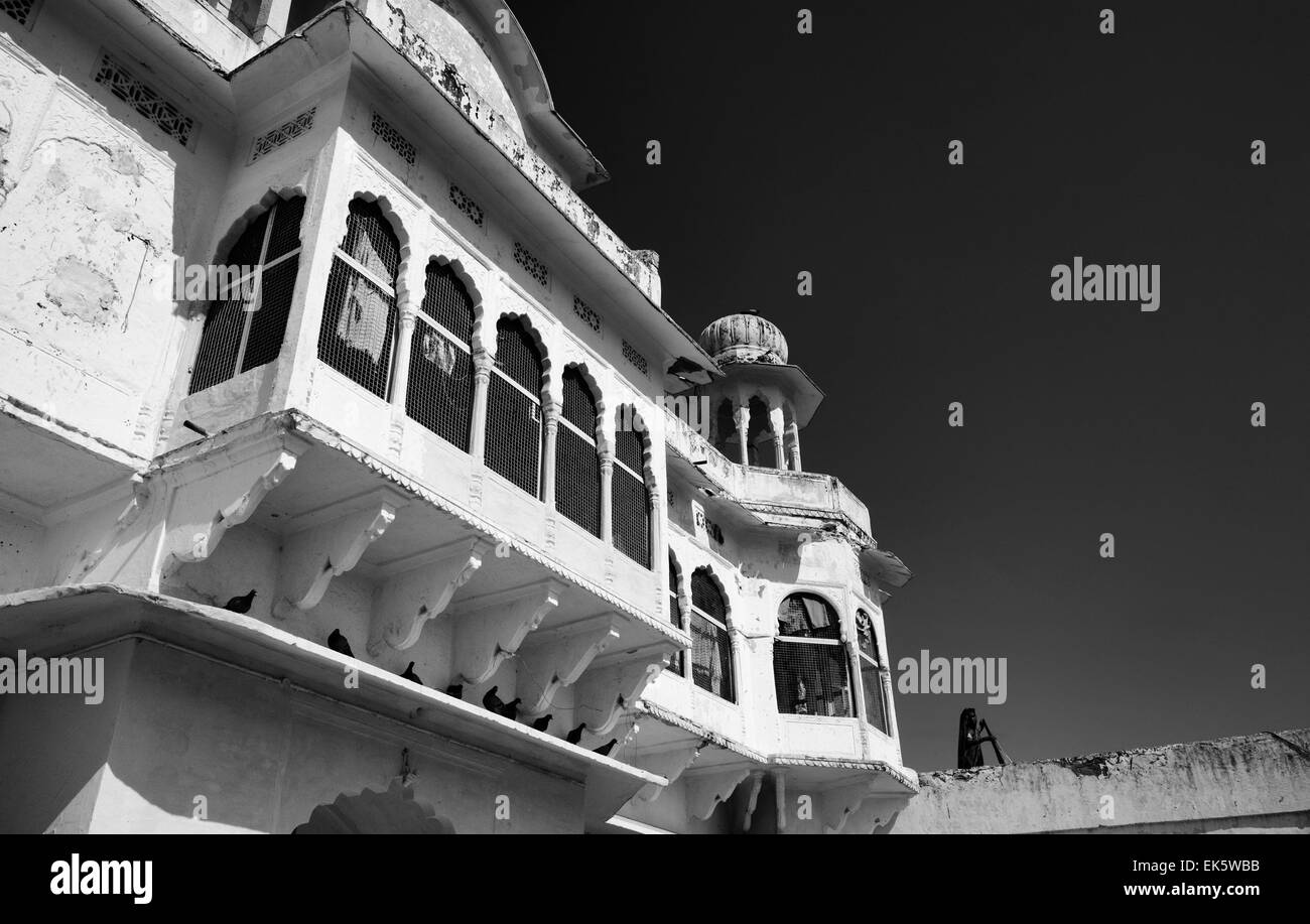 India Rajasthan, Pushkar, donna indiana sul tetto di un vecchio edificio Foto Stock