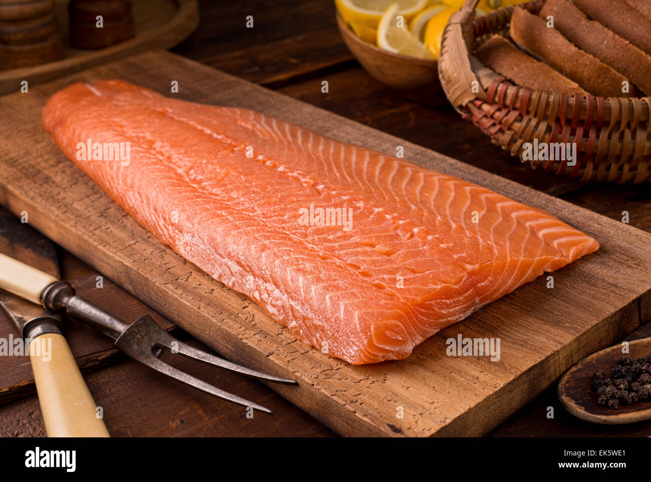 Un delizioso filetto di salmone su di un legno di cedro. Foto Stock