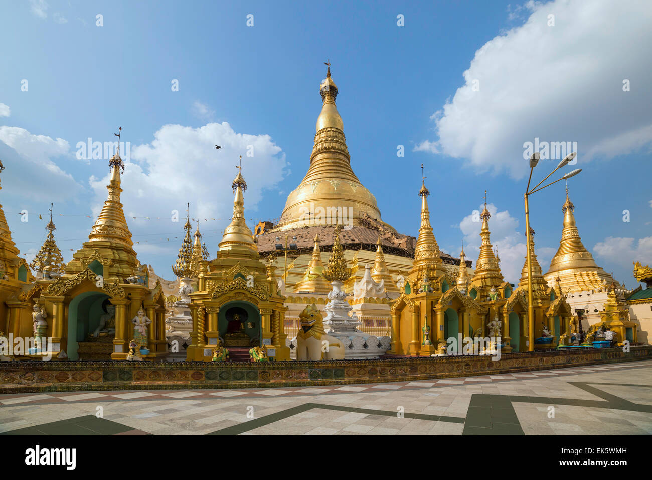 Myanmer famoso luogo sacro e di attrazione turistica landmark - Shwedagon Paya pagoda. Yangon, Myanmar Foto Stock