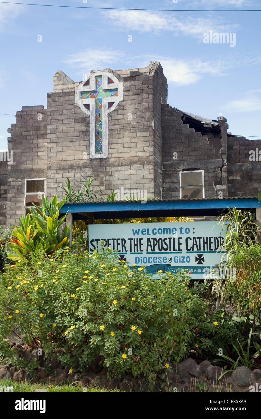 Un aprile, 2007 il terremoto e conseguente tsunami ha provocato gravi danni su Ghizo isola tra cui la Chiesa di San Pietro Apostolo Cattedrale. Foto Stock