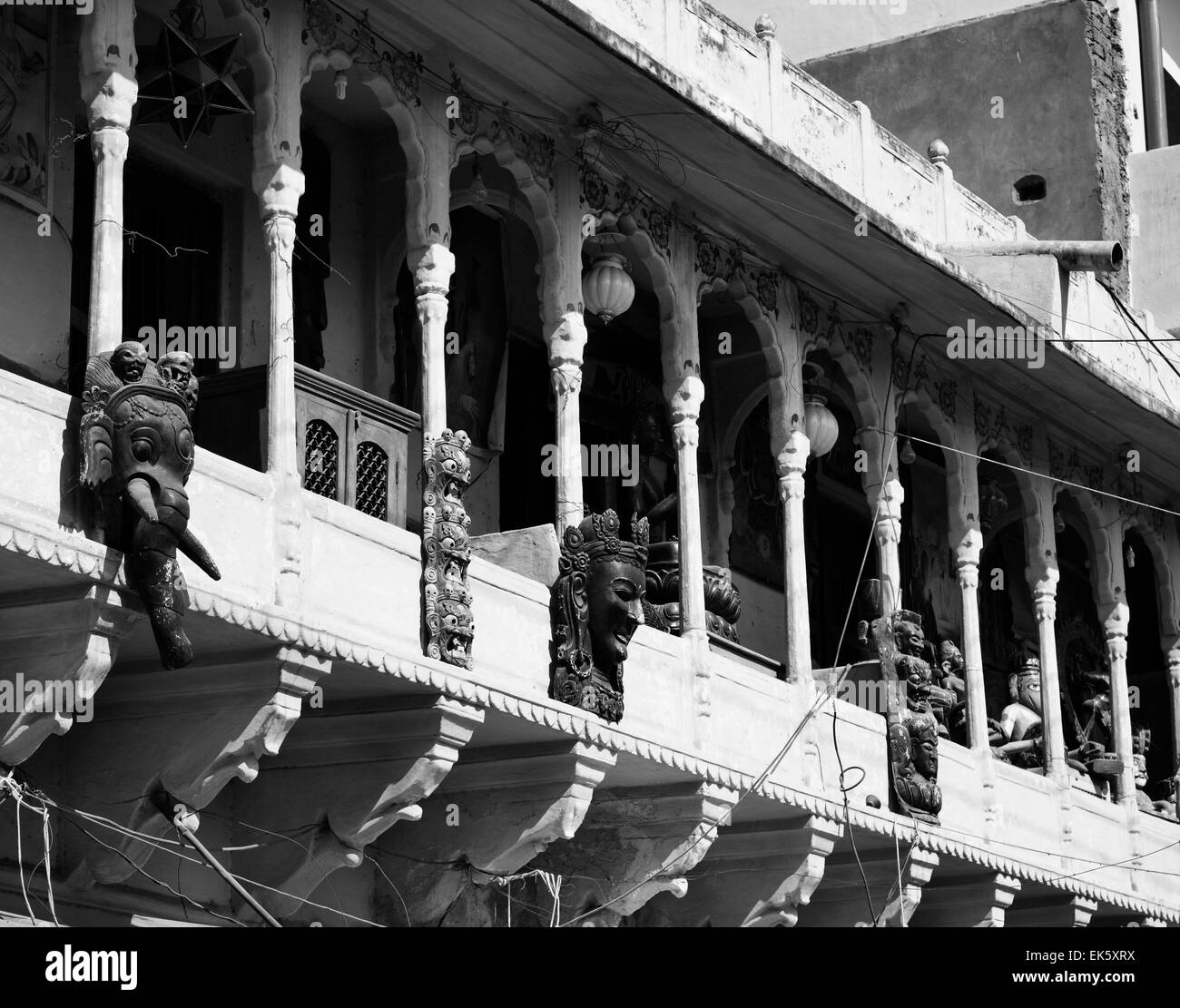 India Rajasthan, Pushkar, indiano maschere in legno per la vendita in un negozio locale Foto Stock