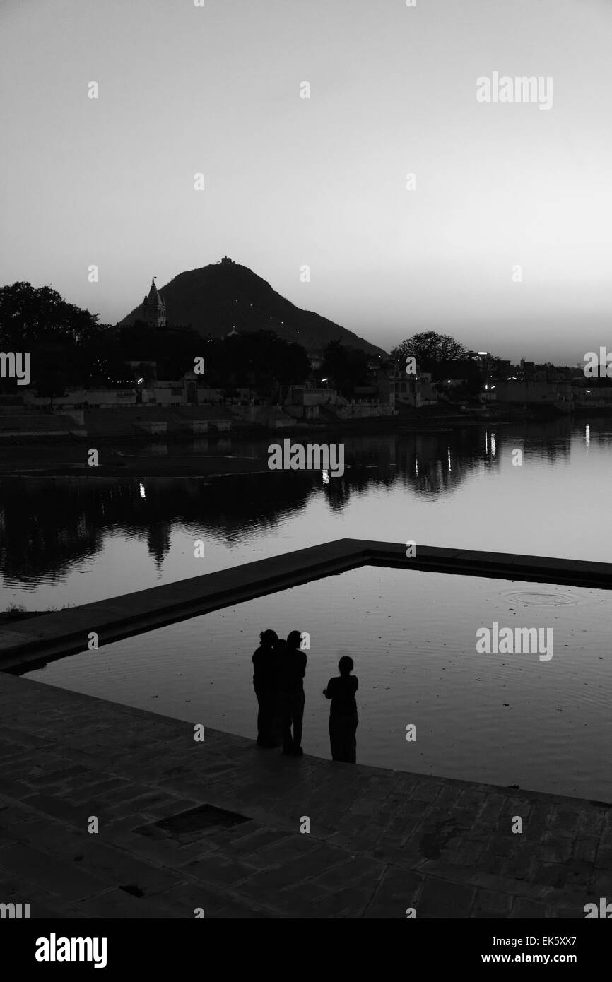 India Rajasthan, Pushkar, vista panoramica del lago Pushkar al tramonto Foto Stock