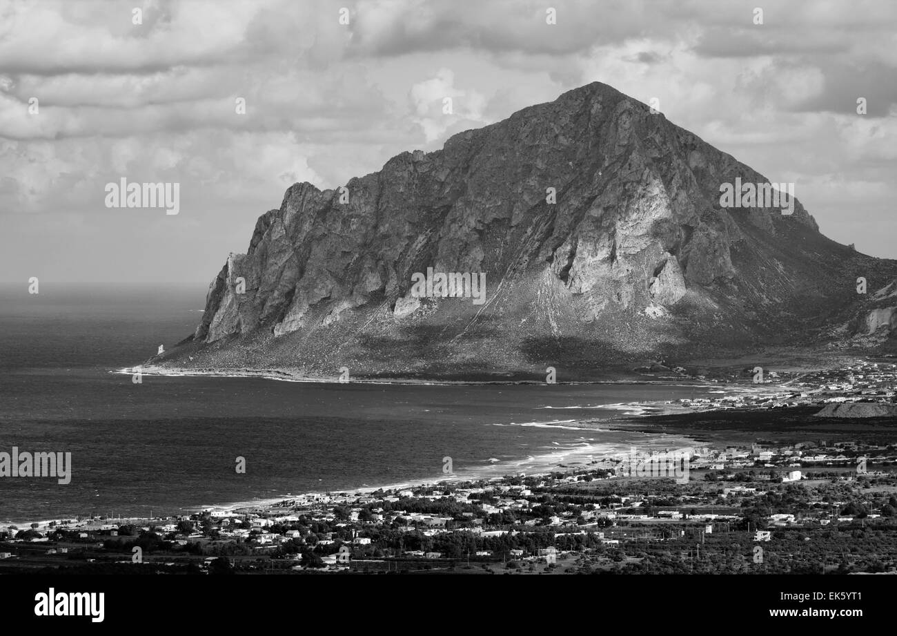 L'Italia, in Sicilia, in vista del monte Cofano e la costa tirrenica da Erice (Trapani Provincia) Foto Stock