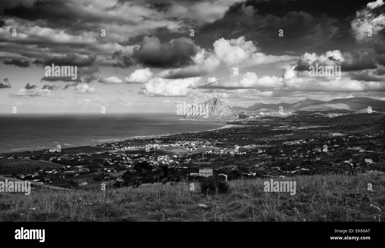 L'Italia, in Sicilia, in vista del monte Cofano e la costa tirrenica da Erice (Trapani Provincia) Foto Stock