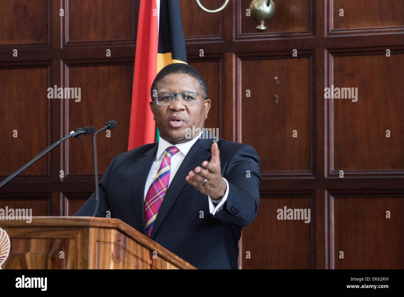 Pretoria, Sud Africa. 07 apr, 2015. Presidenziali Makgatho Guest House, Pretoria, Sud Africa, 7 aprile 2015. Il ministro dello Sport e ricreazione nel gabinetto del Sud Africa, Fikile Mbalula durante il discorso all'Sefako Makgatho Presidential Guesthouse a Pretoria. Credito: Antonella Ragazzoni/Alamy Live News Foto Stock