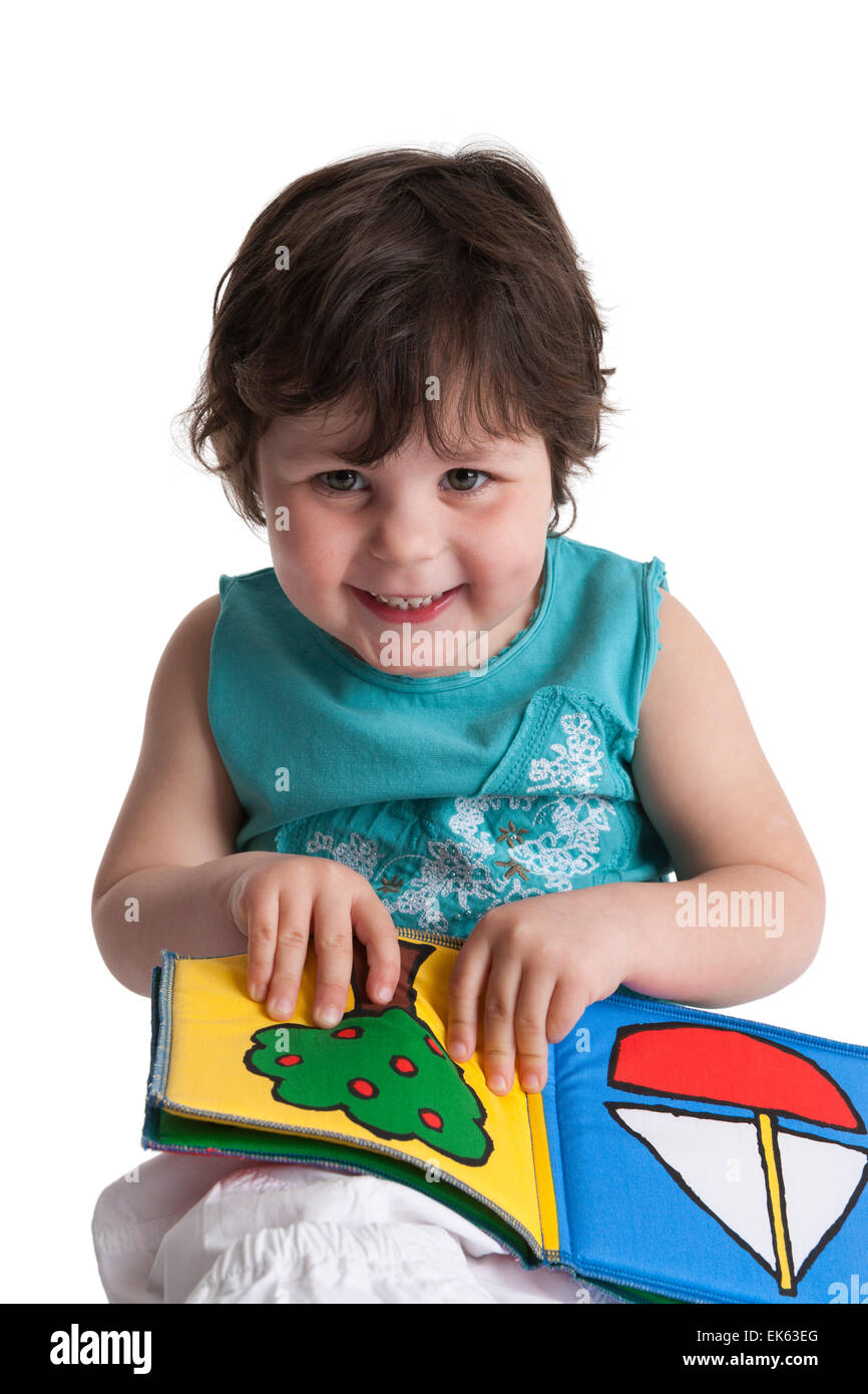 Felice bambina di tre anni che mostra un disegno nel suo libro immagini su sfondo bianco Foto Stock