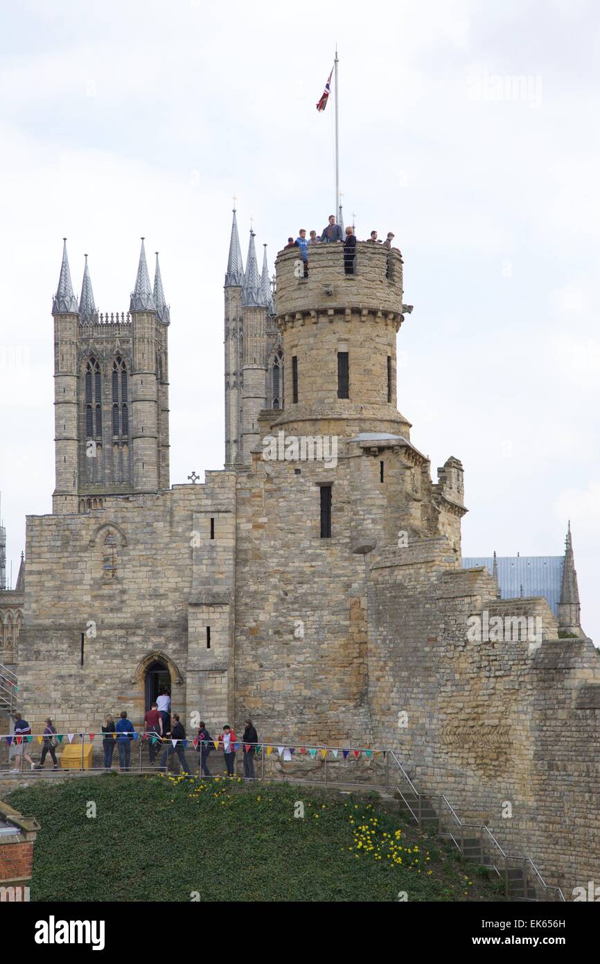 Torre Osservatorio di Lincoln Castle nuovo 2015 mostra Cattedrale di Lincoln in distanza - Lincoln, Lincolnshire, Regno Unito, Europa Foto Stock