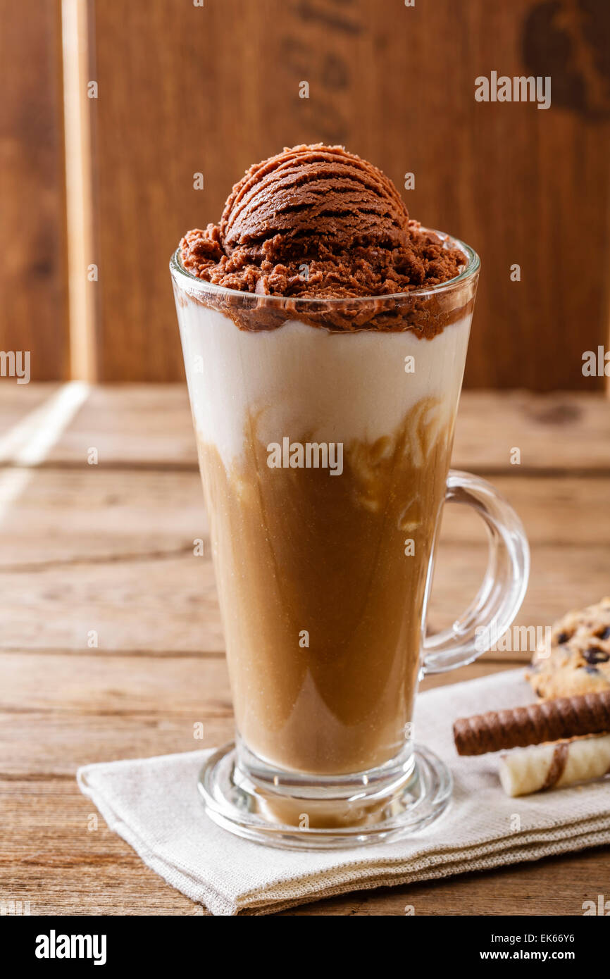 Caffè ghiacciato con latte e gelato al cioccolato Foto Stock