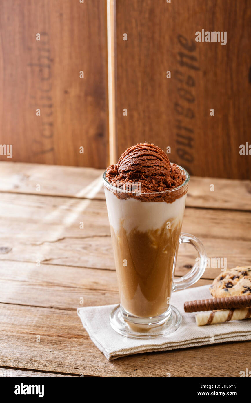 Caffè ghiacciato con latte e gelato al cioccolato Foto Stock
