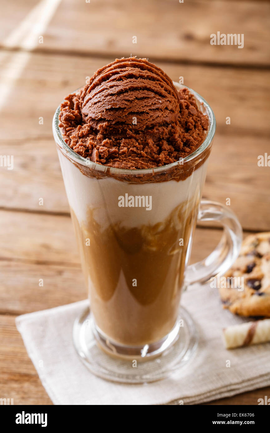 Caffè ghiacciato con latte e gelato al cioccolato Foto Stock