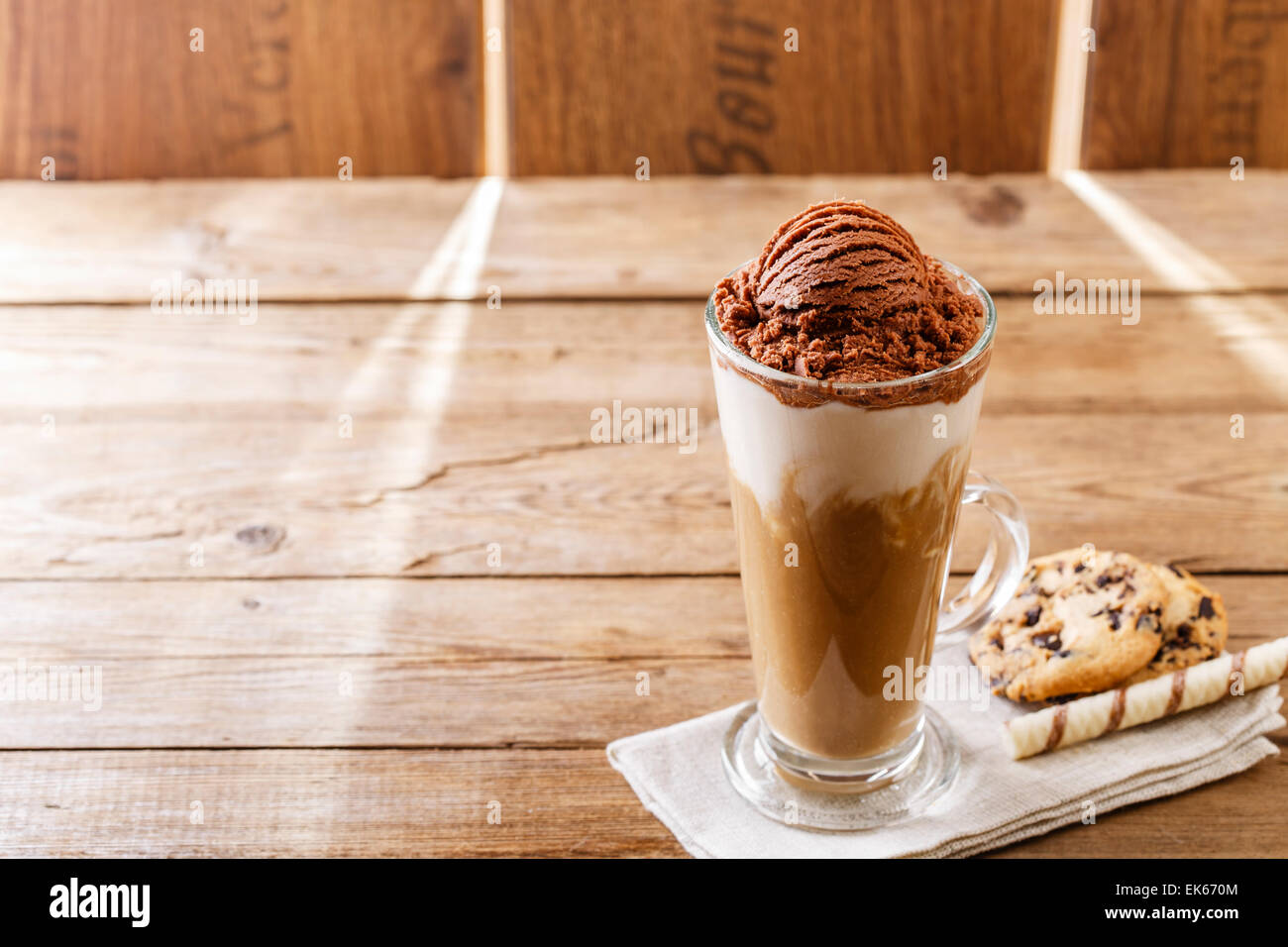 Caffè ghiacciato con latte e gelato al cioccolato Foto Stock