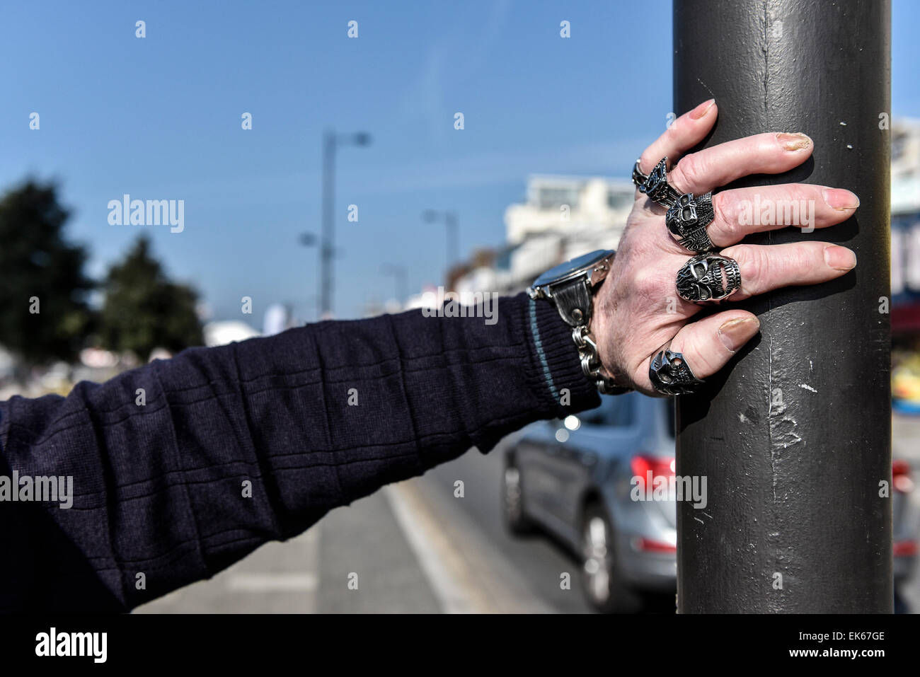 Anelli ornati sulle dita di una mano. Foto Stock