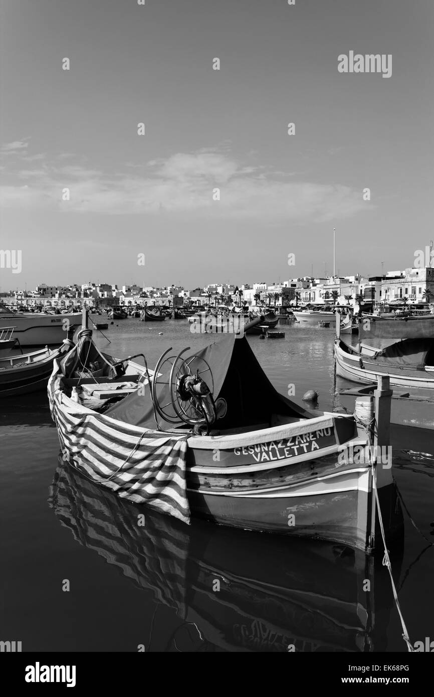 Isola di Malta, Marsaxlokk, pesca in legno le barche nel porto Foto Stock