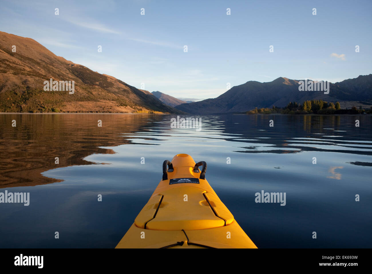 Di prima mattina escursione in kayak sul lago Wanaka, Nuova Zelanda. Foto Stock