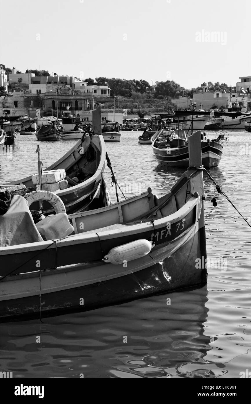 Isola di Malta, Marsaxlokk, pesca in legno le barche nel porto Foto Stock