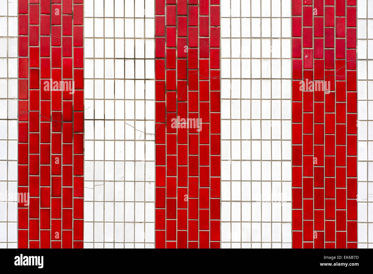 Rosso e bianco pattern a strisce di grande parete piastrellata Foto Stock