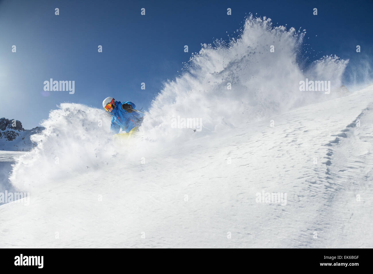 Sciatore in alta montagna durante la giornata di sole. Foto Stock