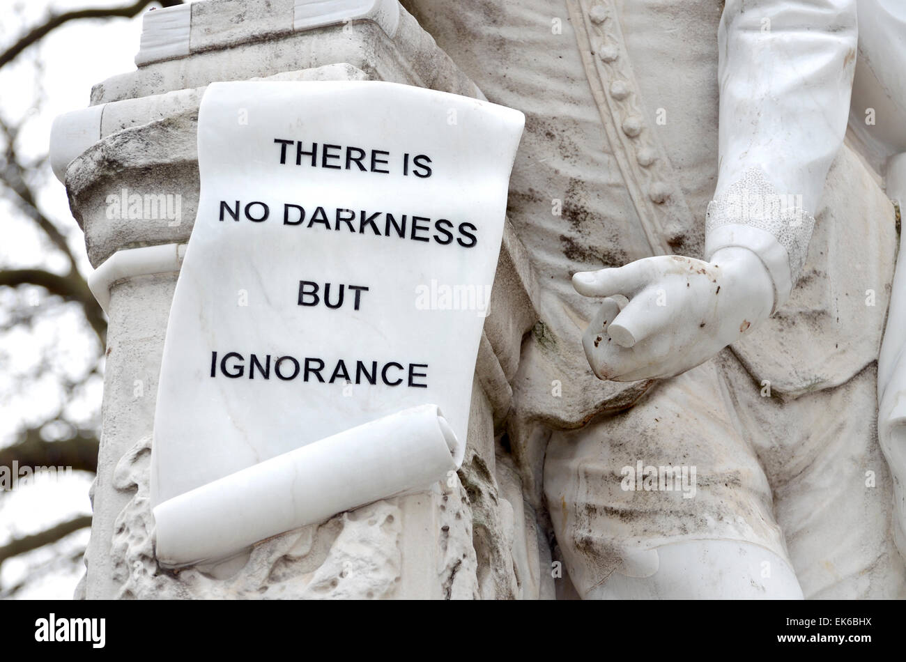 Londra, Inghilterra, Regno Unito. Dettaglio della statua di Shakespeare in Leicester Square. Scorrere fino a 'Non ci sono tenebre, ma l'ignoranza" Foto Stock