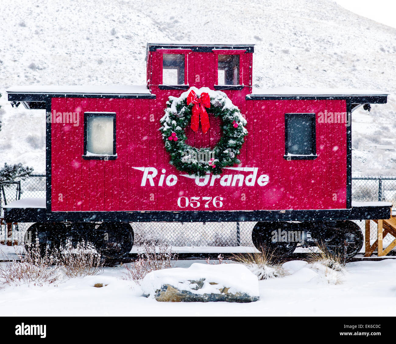 Grande ghirlanda di Natale sul restauro originale Caboose #0576, circa 1886, costruito da Denver & Rio Grande Western Railway. Foto Stock