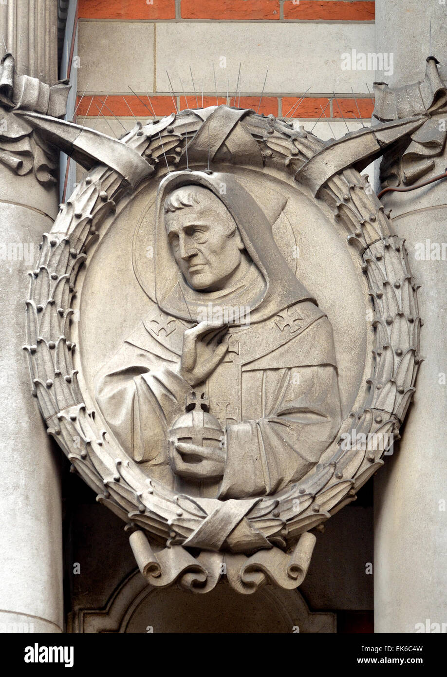 Londra, Inghilterra, Regno Unito. Cattedrale di Westminster. Serie di ritratti in pietra scolpita sulla facciata degli ex Arcivescovi di Canterbury: San Bonifacio Foto Stock