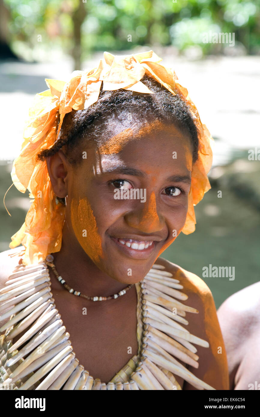 Caratteristiche piacevoli di Utupua Isola di giovani donne riflettono la miscelazione di secoli di polinesiano e melanesiano meticciato. Foto Stock