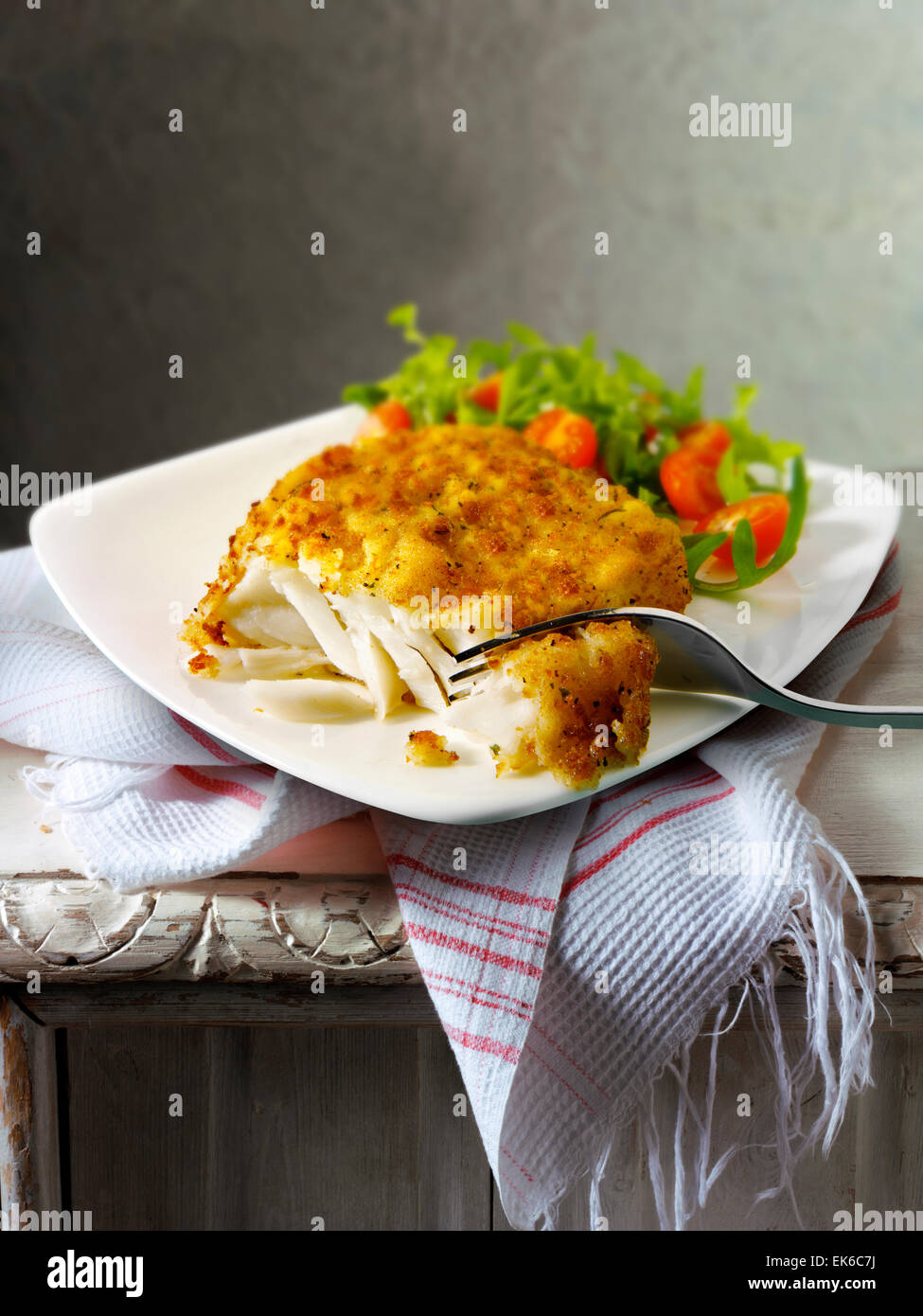 Tradizionali inglesi cotti martoriata cod e pasto di insalata Foto Stock