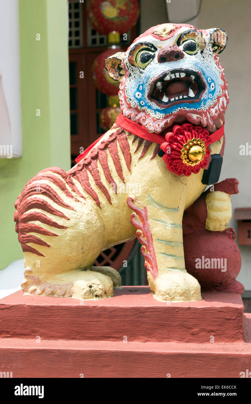 Custode lion statua all'entrata di Jalan Imbi il tempio Cinese di Kuala Lumpur Foto Stock