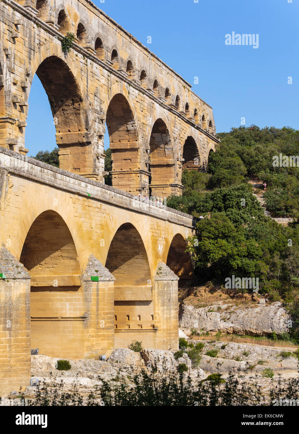 Pont du Gard, Vers Pont-du-Gard, Dipartimento di Gard, Languedoc-Roussillon, Francia. Acquedotto Romano di attraversamento del fiume Gardon. Foto Stock