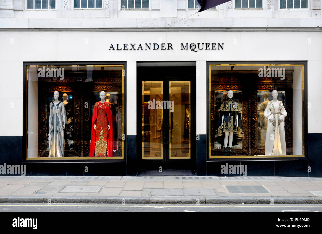 Londra, Inghilterra, Regno Unito. Alexander McQueen flagship shop in Old Bond Street Foto Stock
