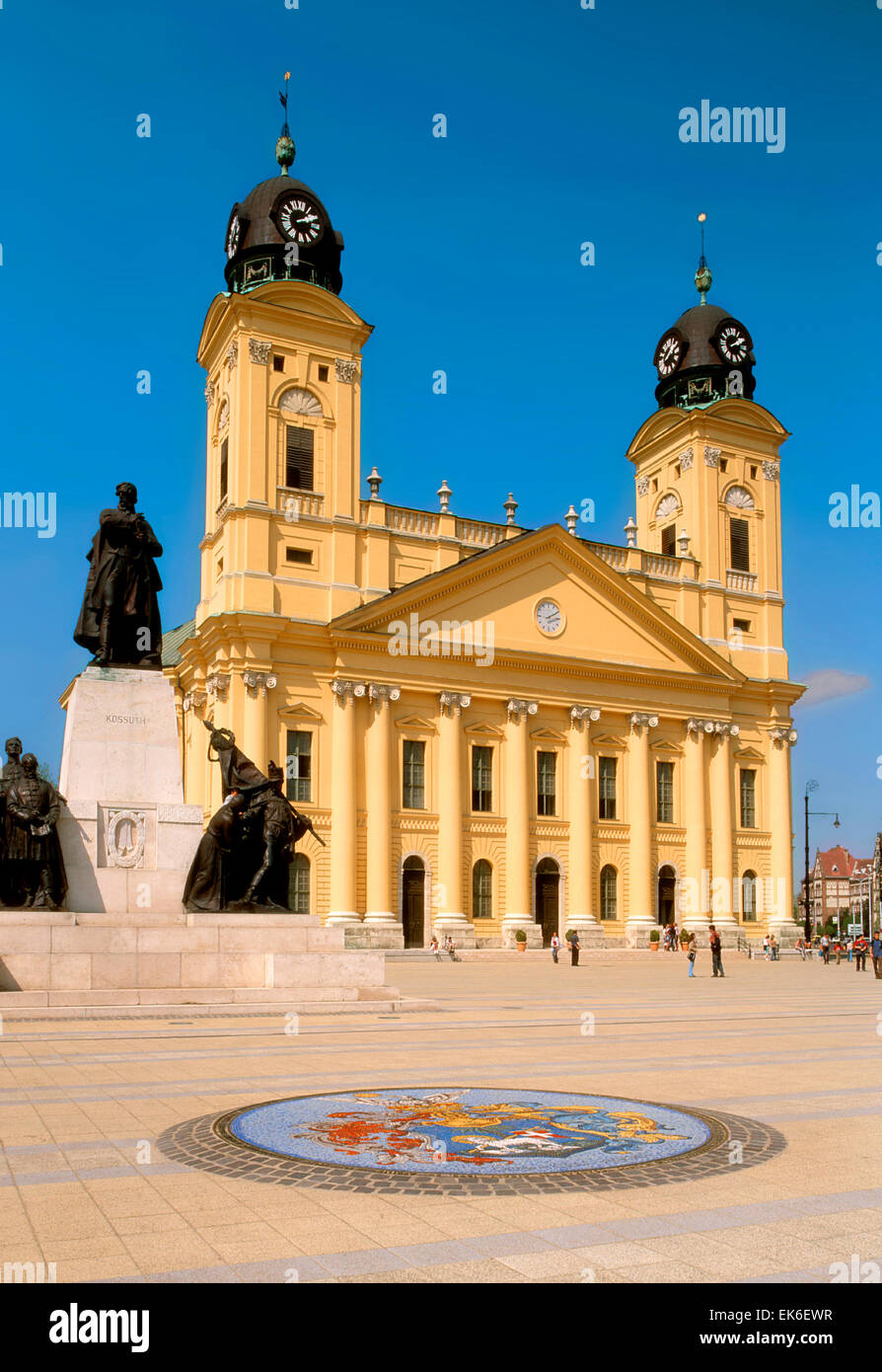 Debrecen, Ungheria. Grande calvinista chiesa (1823) neo-classica. Architetto - Michaly Pechy. Statua - Lajos Kossuth Foto Stock