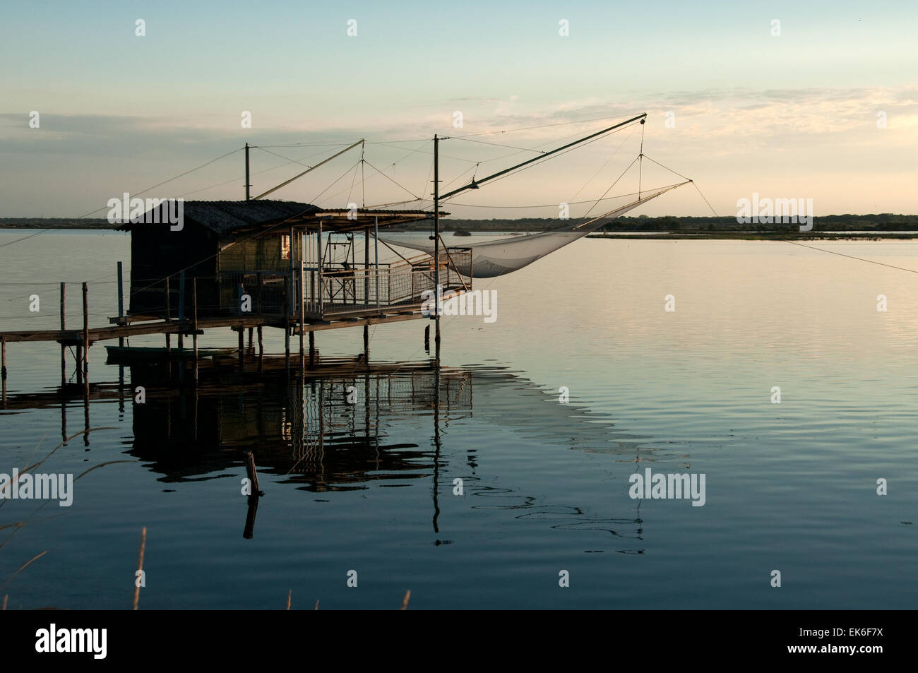 Capanna di pesca con una rete di grandi dimensioni in una laguna Pialassa Baiona, Marina Romea di Ravenna, Italia Foto Stock