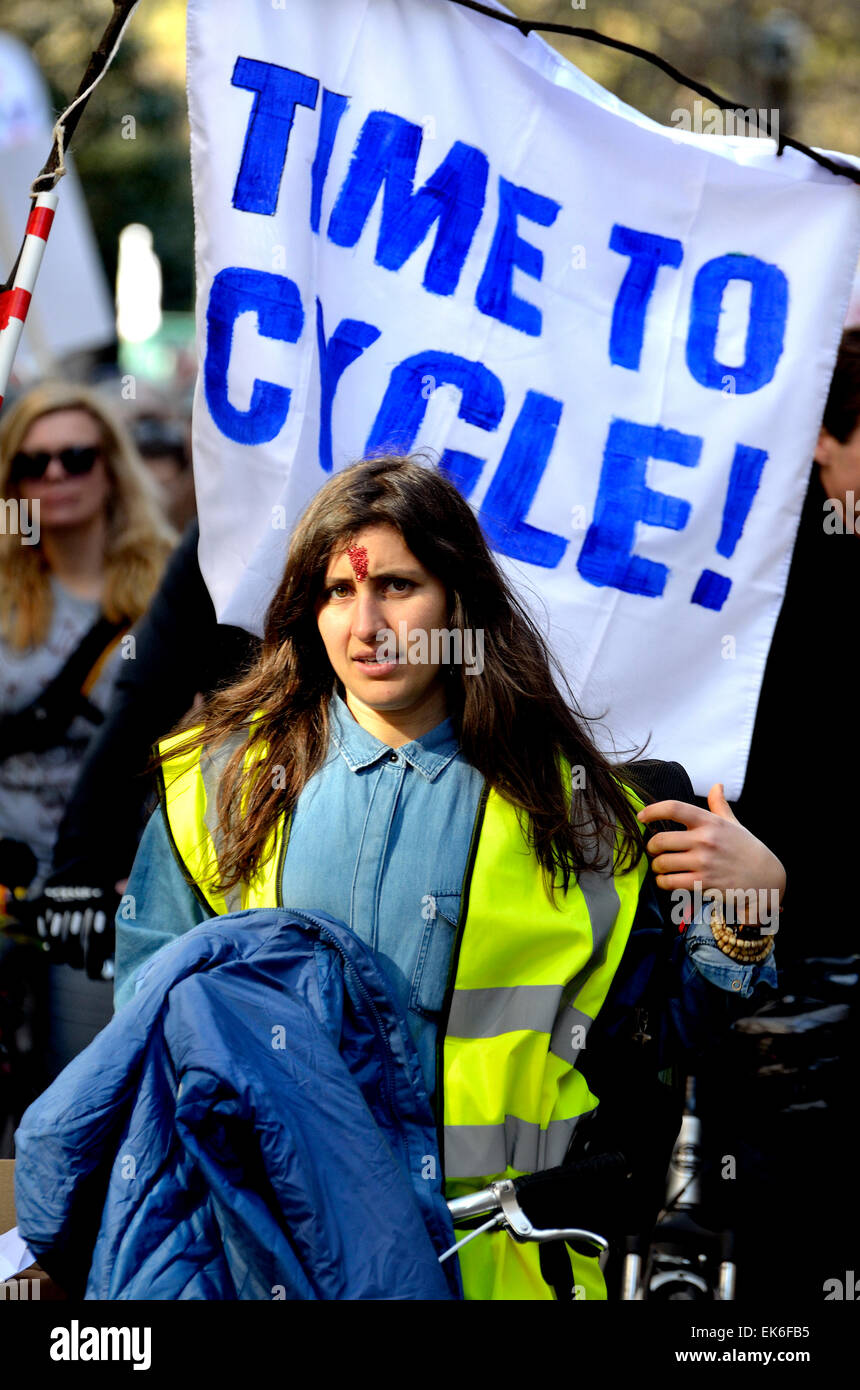 Giovane donna asiatica al momento di agire clima marzo a Londra al Parlamento, 7 marzo 2015 Foto Stock