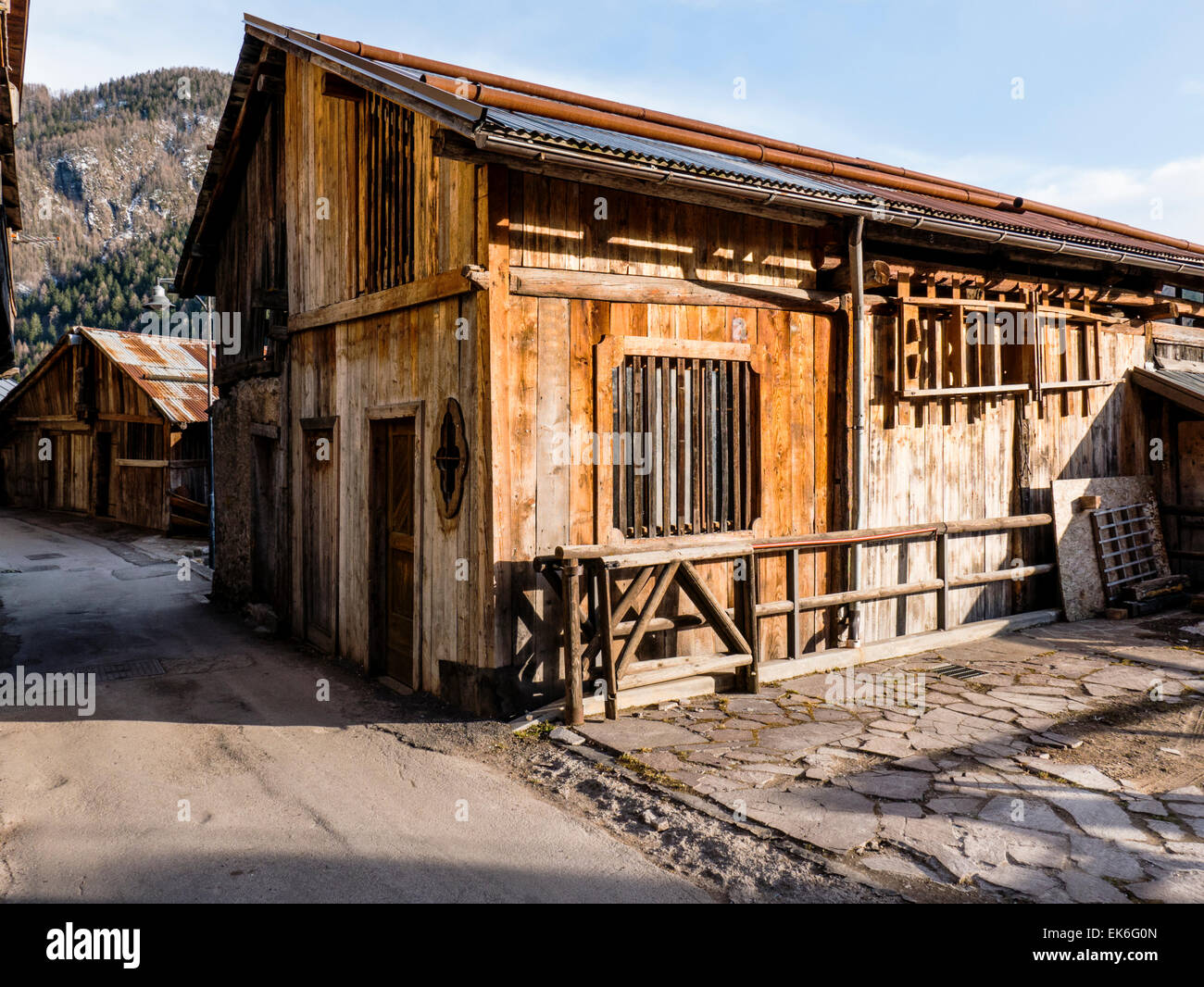 Il vecchio fienile in legno, borgo di Fornesighe, Italia settentrionale Foto Stock