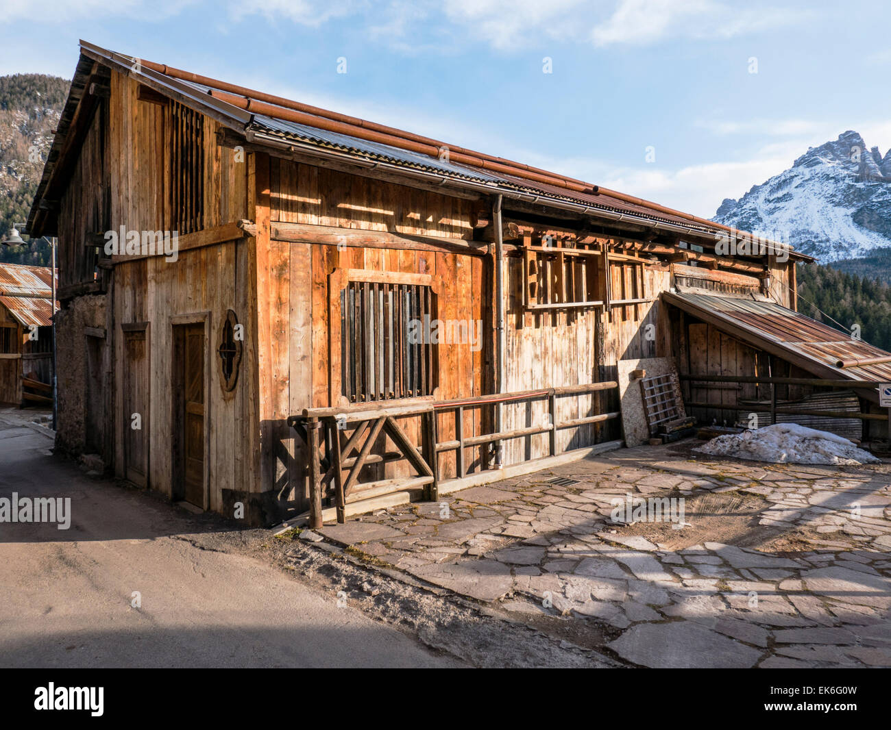 Il vecchio fienile in legno, borgo di Fornesighe, Italia settentrionale Foto Stock
