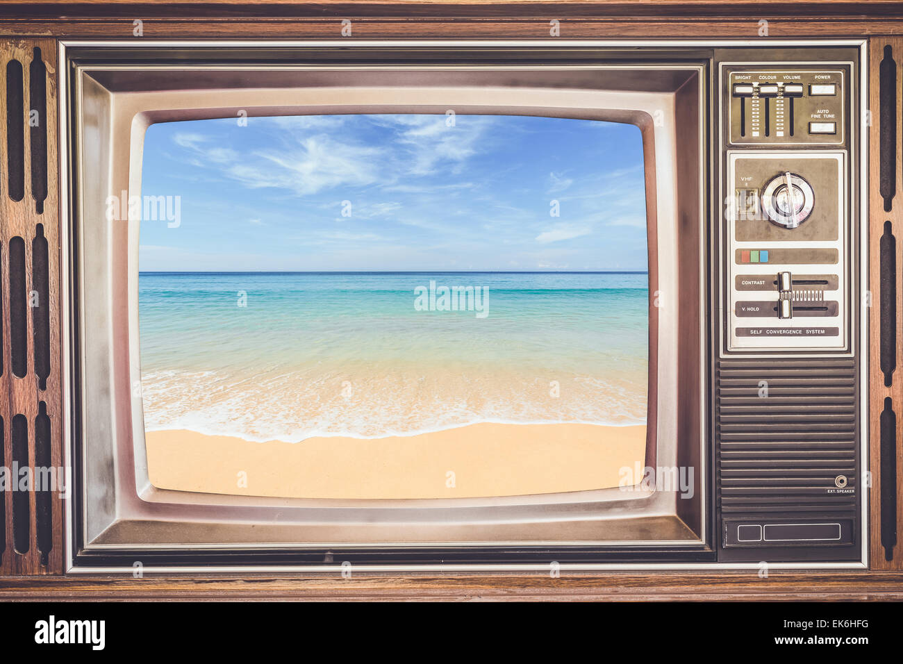 Vecchia TV con mare tropicale sullo schermo, retro per effetto del filtro Foto Stock