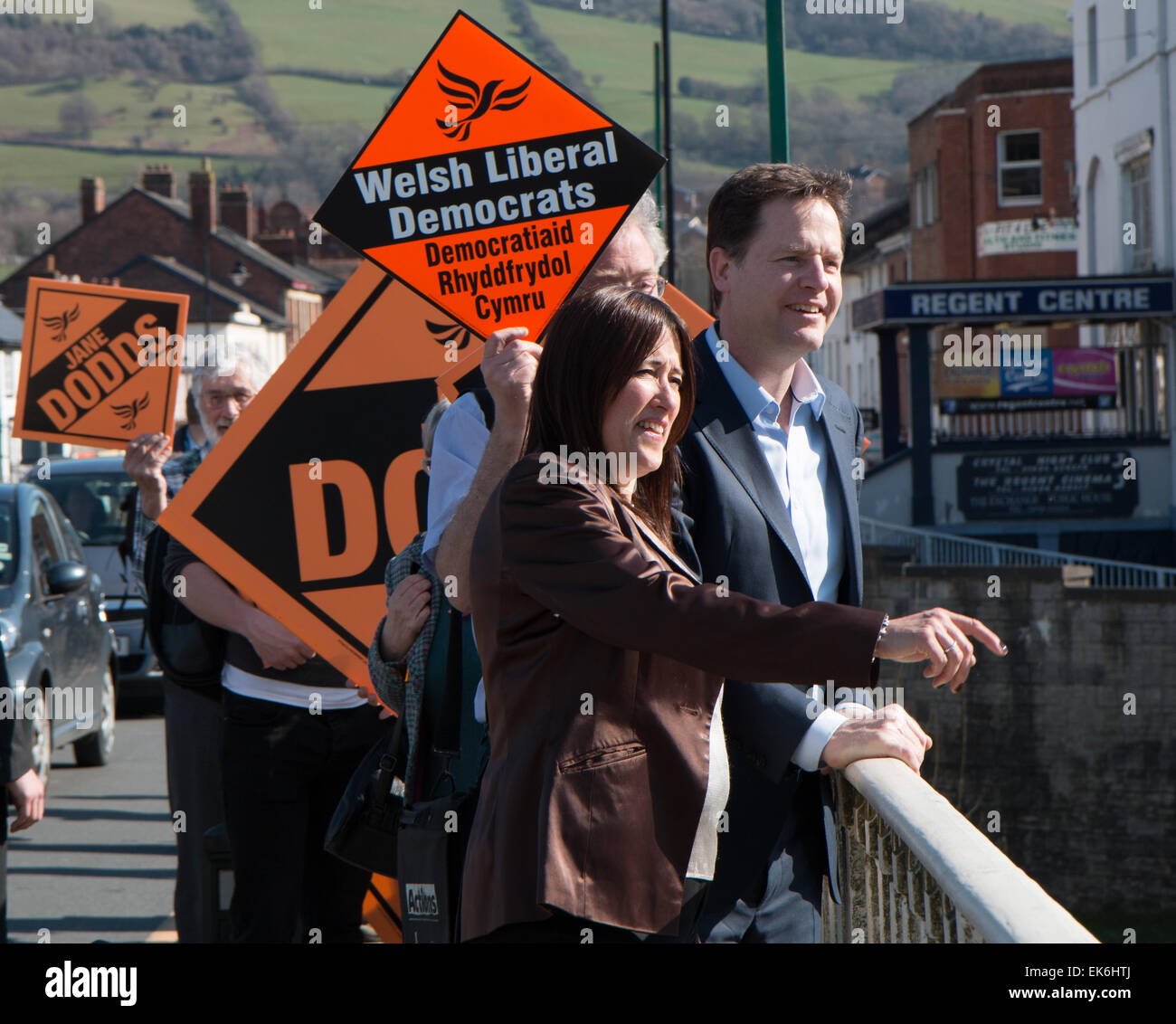 Newtown, UK. 7 Aprile, 2015. Vice primo ministro e leader dei Lib Dems ha, Nick Clegg, visite Newtown nella circoscrizione Montgomeryshire come parte della sua campagna di voti nelle prossime elezioni generali nel Regno Unito. © Jon Freeman/Alamy Live News Foto Stock