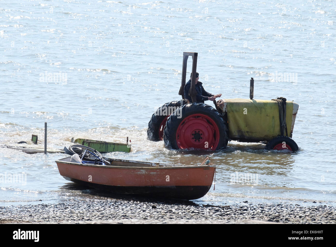 Il trattore recuperando le barche a remi a Lytham fronte mare Foto Stock