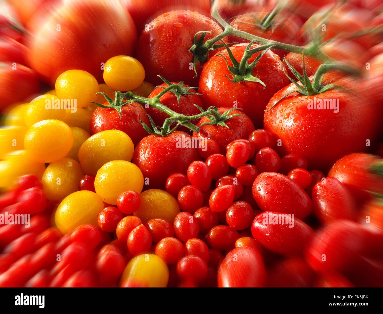 Tutto miscelato del giallo e del rosso vitigno freschi pomodori con un effetto zoom Foto Stock
