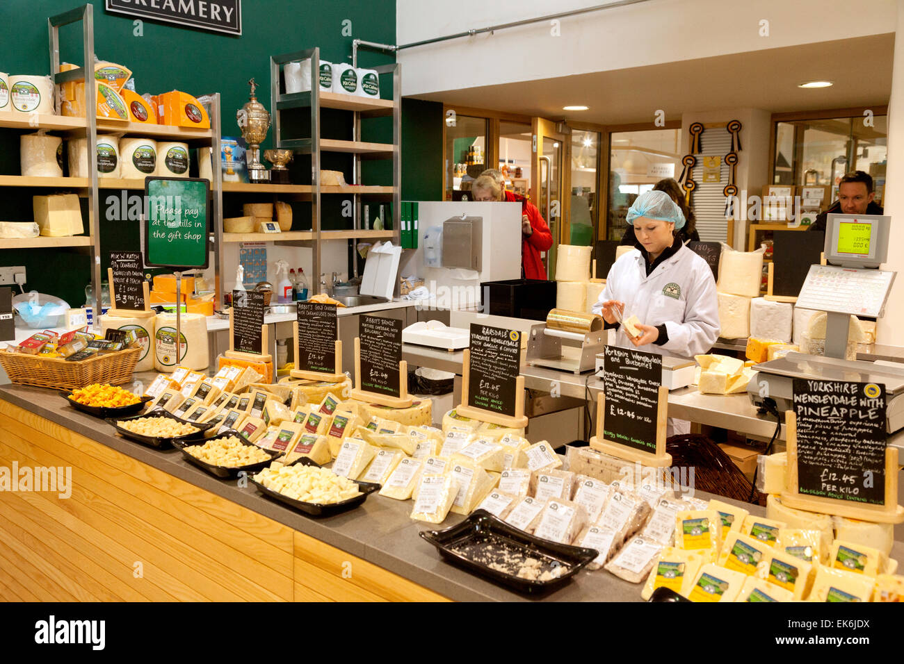 Il banco di vendita Vendita di formaggi, negozio di formaggio, Wensleydale Creamery, Hawes, North Yorkshire Dales, England Regno Unito Foto Stock