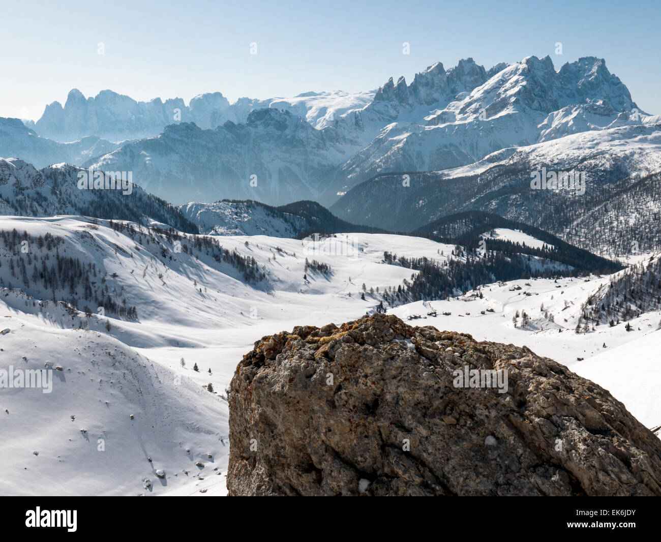 Rifugio Fuciade nella lontana valle, Pale di San Martino, montagne dolomitiche, Alpi, Italia Foto Stock