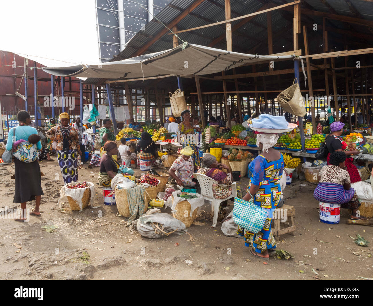 La popolazione locale di shopping in un mercato, Goma, provincia del nord Kivu, nella Repubblica democratica del Congo ( RDC ), Africa Foto Stock