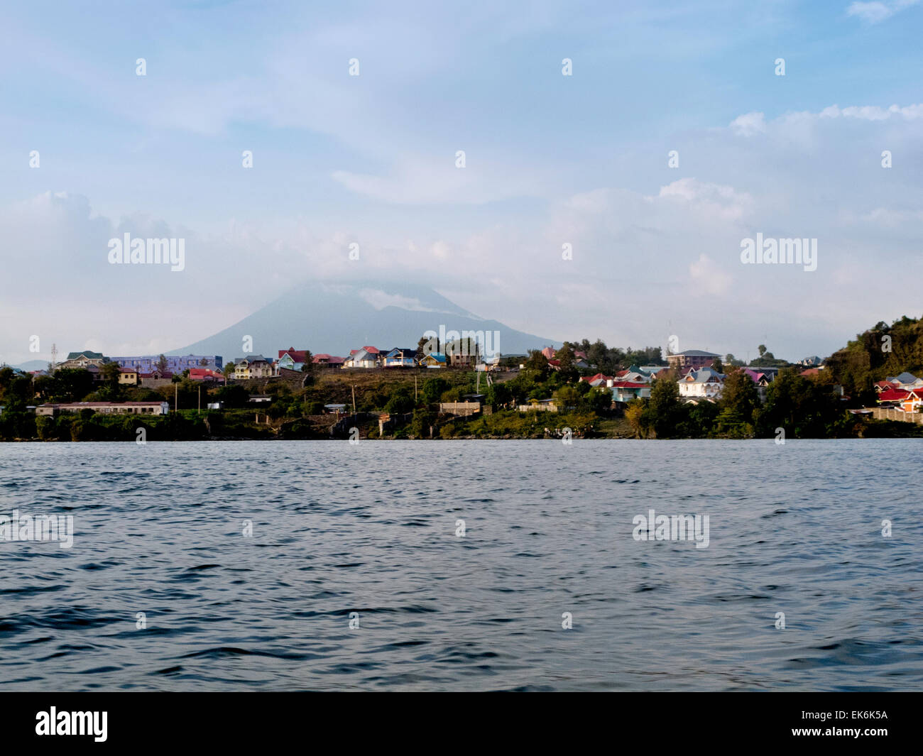 Il lago Kivu a Goma, Provincia del Nord Kivu; Mount Nyriagongo vulcano a distanza; Repubblica Democratica del Congo ( RDC ) Africa Foto Stock