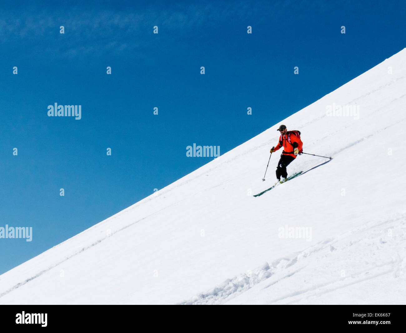 Backcountry sciatori nei pressi del Rifugio Fuciade, Pale di San Martino, montagne dolomitiche, Alpi, Italia Foto Stock
