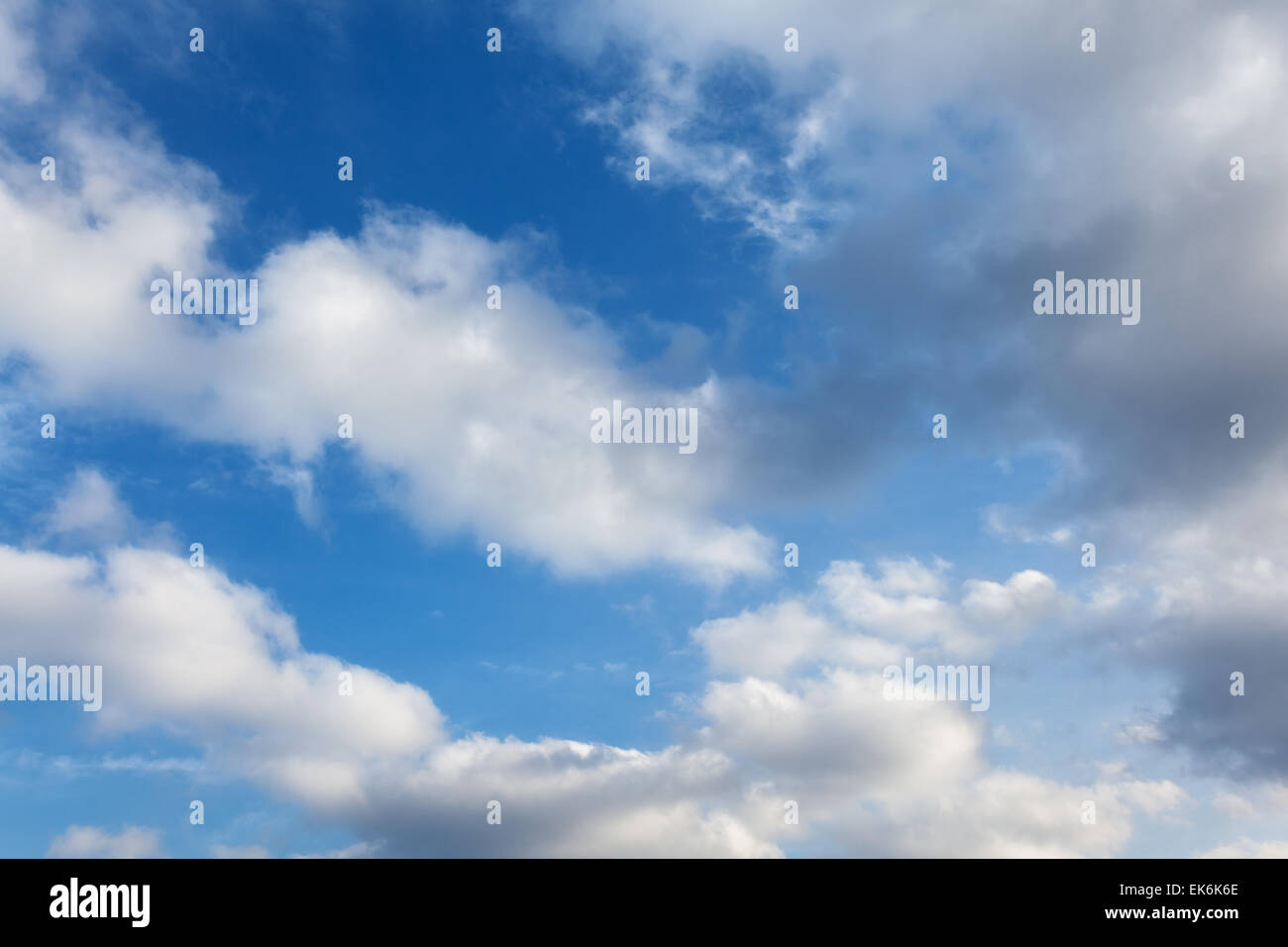Blue sky con sfondo bianco delle nuvole al tramonto Foto Stock