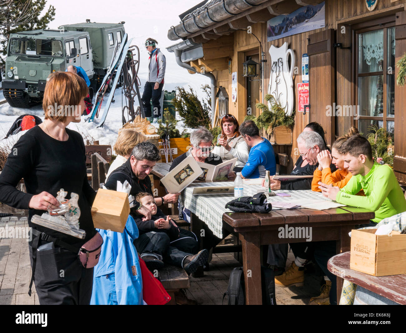 I turisti pasti fuori sul giorno di inverno, Rifugio Fuciade, Pale di San Martino, montagne dolomitiche, Alpi, Italia Foto Stock